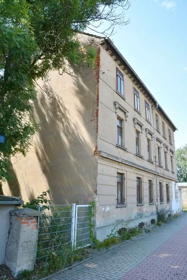Πολυκατοικία 7 διαμερισμάτων για ανακαίνιση στο κέντρο του Άλτενμπουργκ